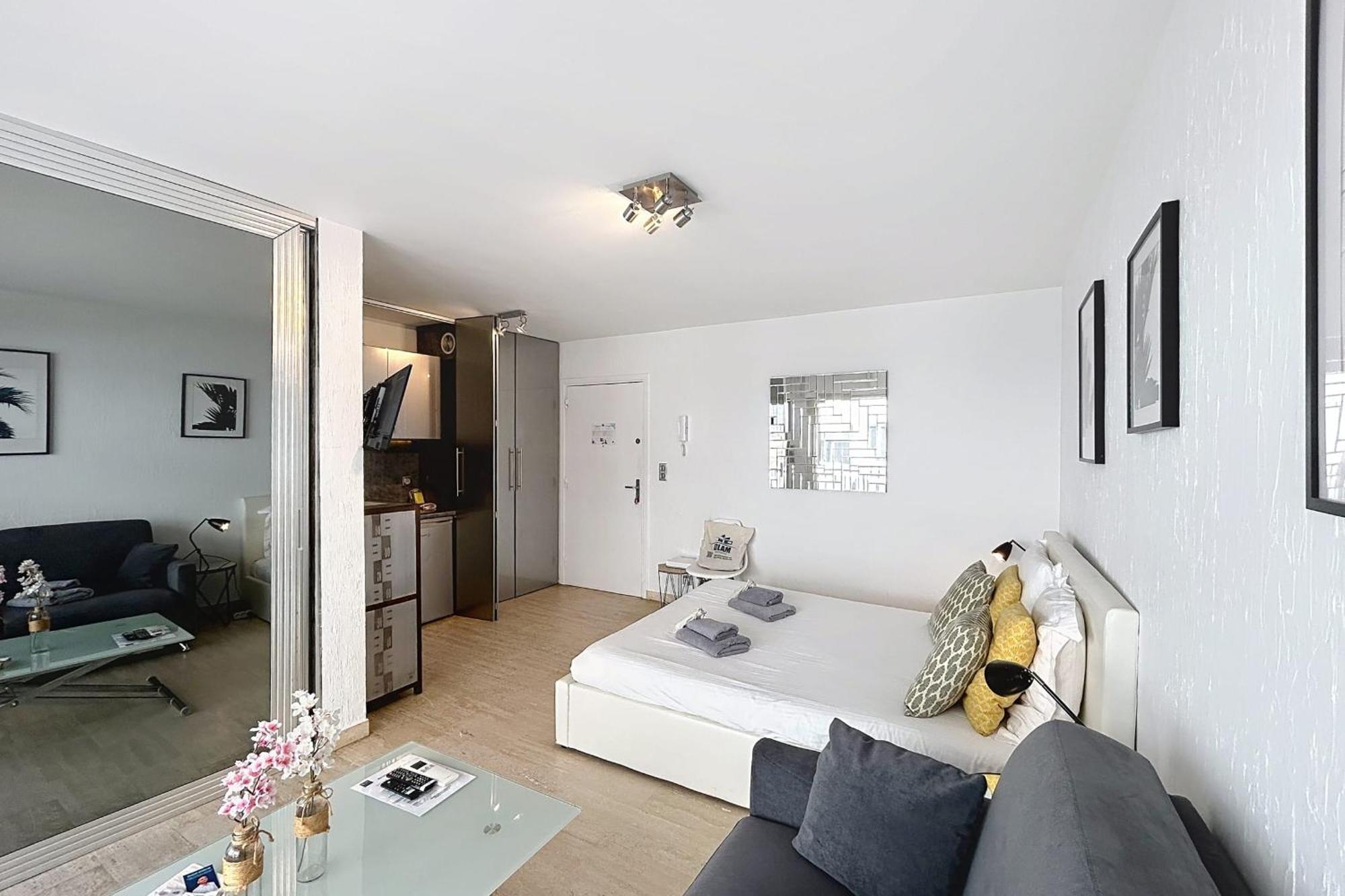 Modern Balcony In The Center Close To The Beaches *