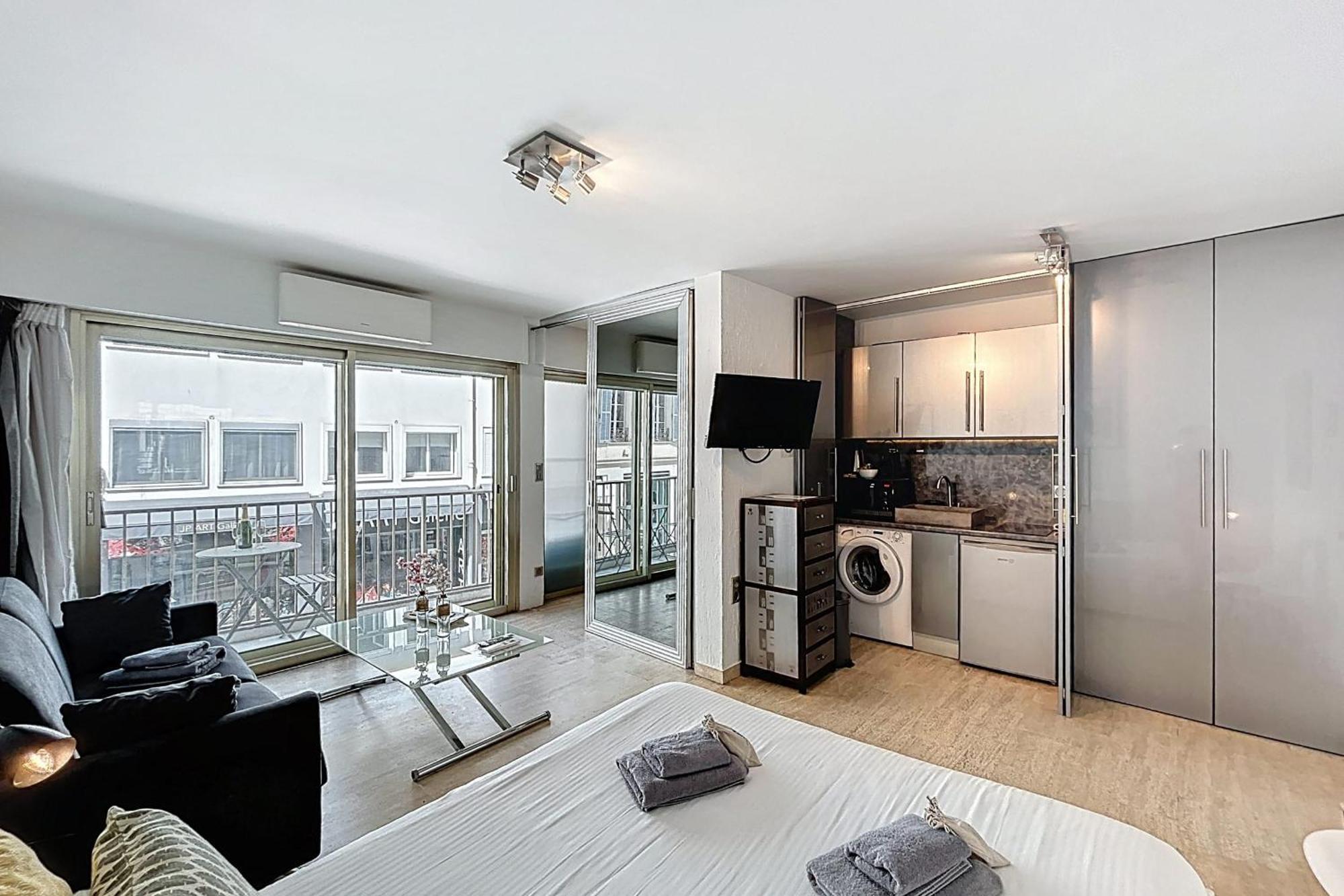 Apartment Modern Balcony In The Center Close To The Beaches